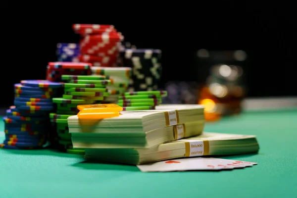 赌场赌桌上的美元和美元筹码 — 图库照片