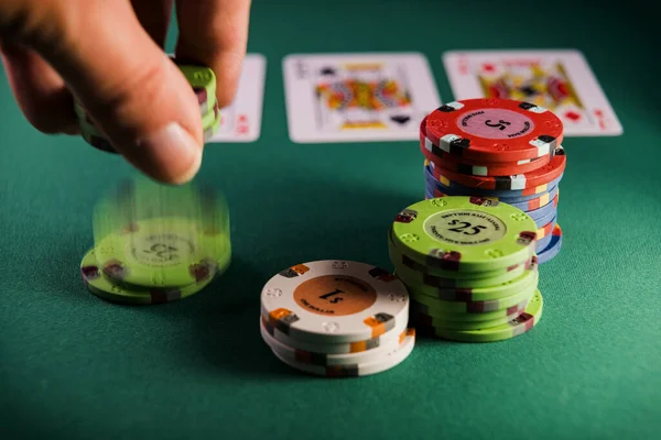 Hombre Jugando Poker Mesa Del Casino — Foto de Stock