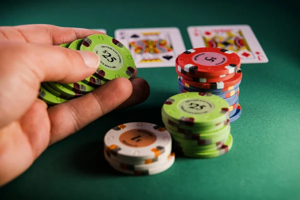 男はカジノのテーブルでポーカーをプレイ — ストック写真