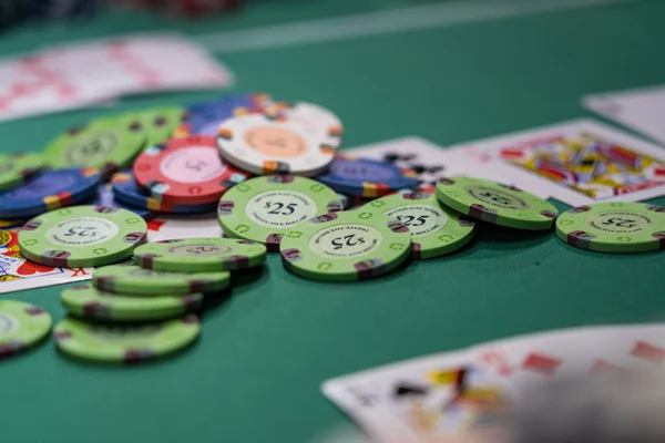 カジノでのハイステークスポーカーゲーム — ストック写真
