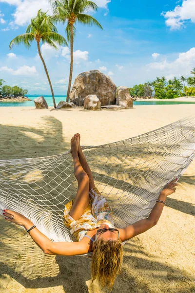在海滩上吊床上休息的女人 — 图库照片