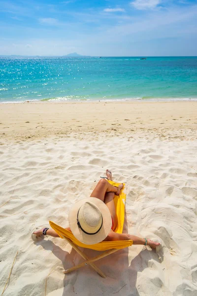 Jovem Mulher Praia Tropical Areia Branca — Fotografia de Stock