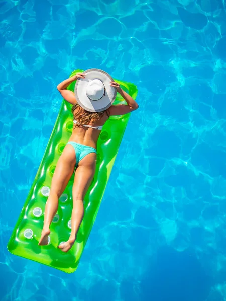 Vrouw Een Lilo Bij Het Zwembad — Stockfoto