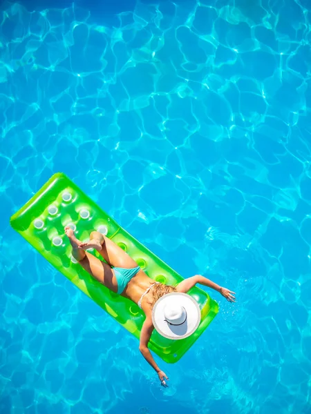 Frau Auf Flieder Schwimmbad — Stockfoto