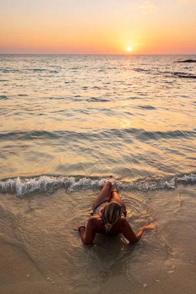 Beautiful Woman Tropical Beach Sunset — Stock Photo, Image