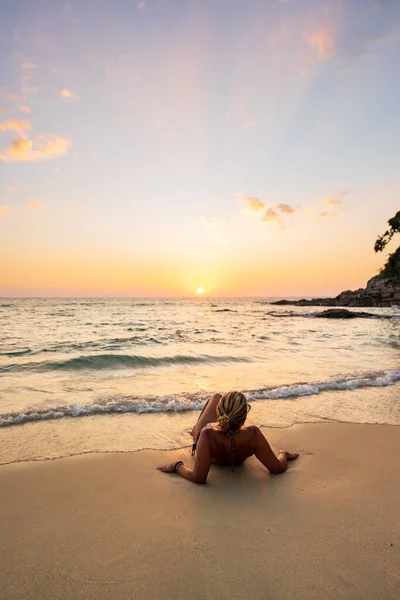 Vacker Kvinna Den Tropiska Stranden Vid Solnedgången — Stockfoto