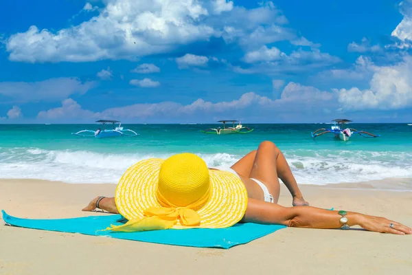 Mulher Biquíni Amarelo Deitada Praia Tropical Bali — Fotografia de Stock