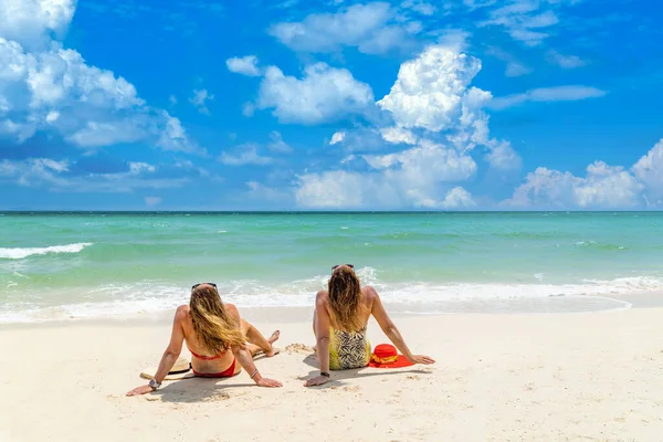 Bella Donna Sulla Spiaggia Thailandia — Foto Stock