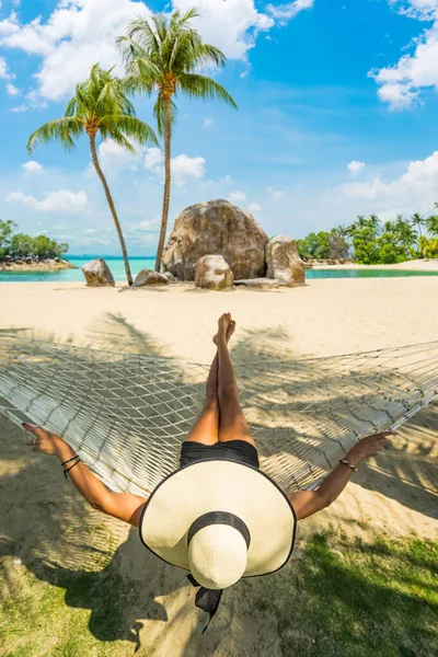 Mujer Relajándose Playa Una Hamaca — Foto de Stock