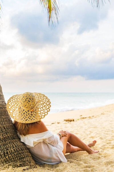 Женщина на пляже в Таиланде