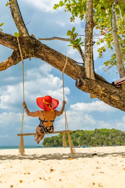 Vacker Kvinna Gunga Stranden Thailand — Stockfoto