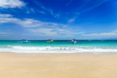 Bali Endonezya 'daki Kuta plajında güneşli bir gün