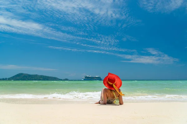 Tayland Sahilinde Güzel Bir Kadın — Stok fotoğraf