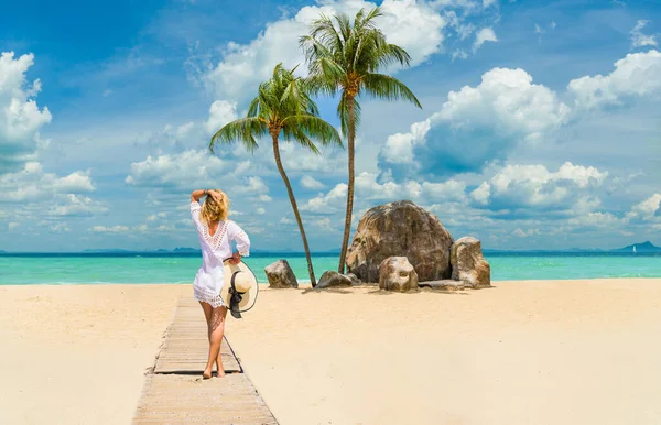 Donna Piedi Sulla Sabbia Bianca Incredibile Spiaggia Tropicale — Foto Stock