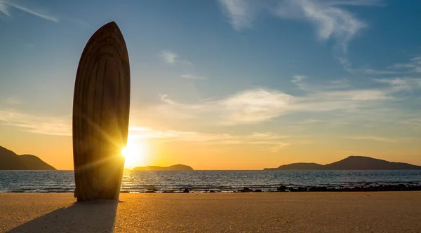 日没時にビーチのサーフボード — ストック写真