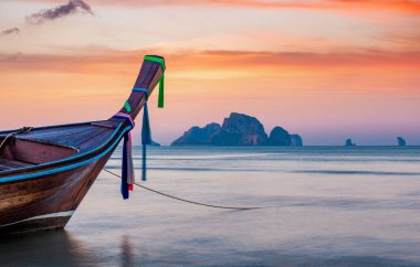 Tayland sahilinde geleneksel uzun kuyruklu tekne.