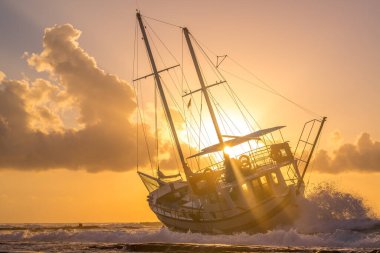 Günbatımında bir tekne enkazı