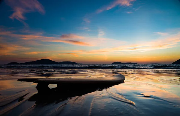 日没時にビーチのサーフボード — ストック写真