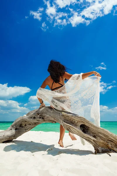 Jonge Vrouw Het Tropische Witte Zandstrand — Stockfoto