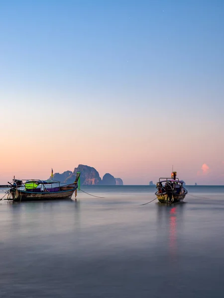 Nang Παραλία Στο Ηλιοβασίλεμα Στην Krabi Ταϊλάνδη — Φωτογραφία Αρχείου