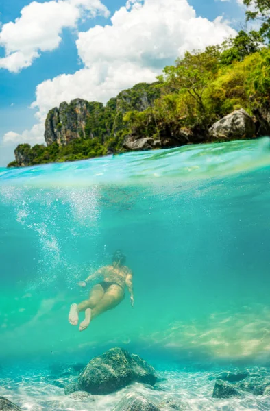 Gesplitst Onder Water Van Een Vrouw Indische Oceaan — Stockfoto