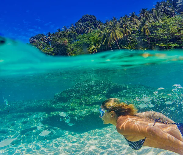 Rozdělit Pod Vodou Awoman Indickém Oceánu — Stock fotografie