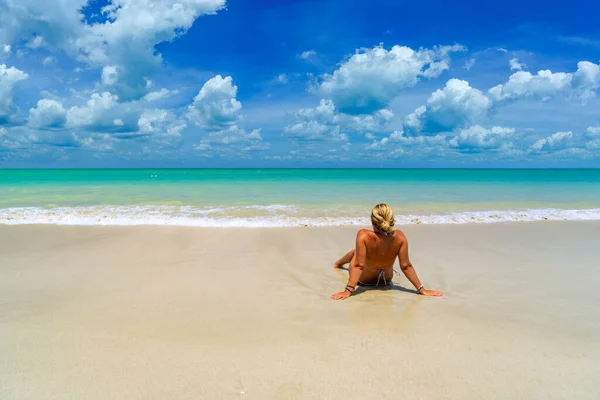 Γυναίκα Που Κάθεται Στην Παραλία Στις Καλοκαιρινές Της Διακοπές — Φωτογραφία Αρχείου