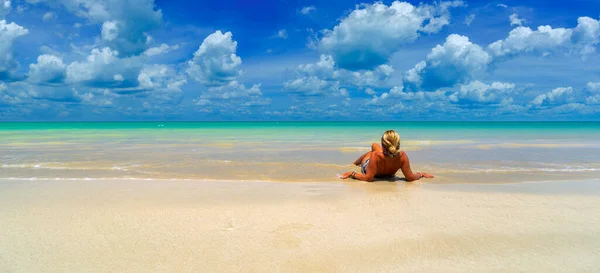 夏休みにビーチに座っている女性 — ストック写真