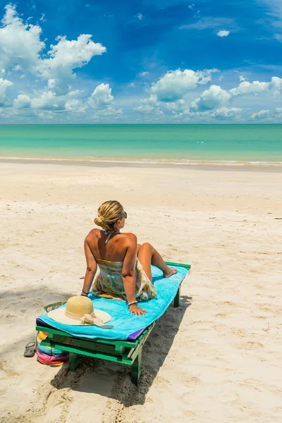 Mujer Una Tumbona Arena Blanca Increíble Playa Tropical —  Fotos de Stock