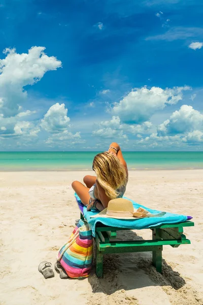 Woman Sun Lounger White Sand Amazing Tropical Beach — Stock Photo, Image