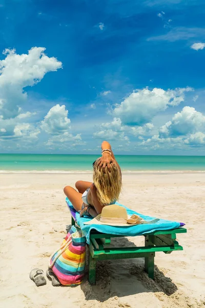 Mujer Una Tumbona Arena Blanca Increíble Playa Tropical —  Fotos de Stock