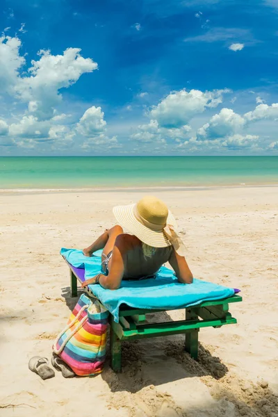 Mulher Uma Espreguiçadeira Areia Branca Praia Tropical Incrível — Fotografia de Stock