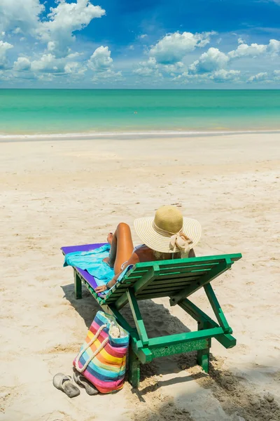 Жінка Шезлонгу Білому Піску Дивовижний Тропічний Пляж — стокове фото