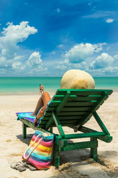 Woman Sun Lounger White Sand Amazing Tropical Beach — Stock Photo, Image