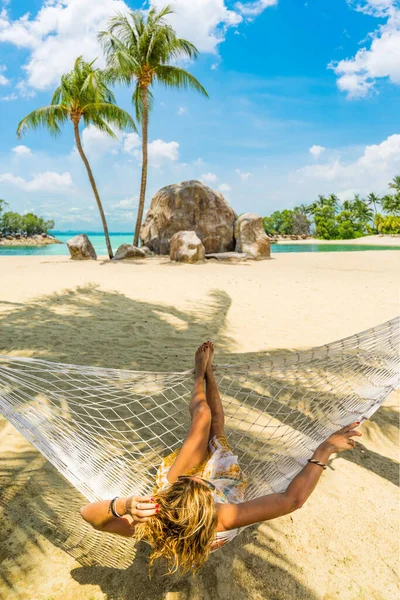 Femme Relaxante Plage Sur Hamac — Photo