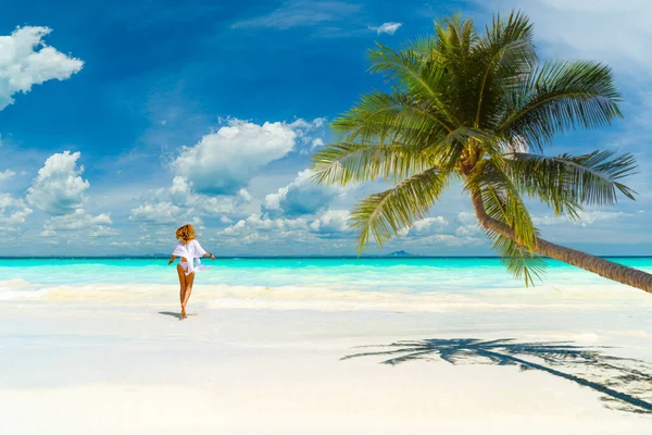 Kvinna Promenader Den Vita Sanden Fantastisk Tropisk Strand — Stockfoto