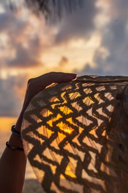 Tayland sahilinde güzel bir kadın.