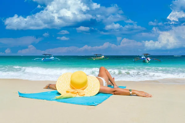 黄色ビキニの女性はバリの熱帯のビーチに横たわっています — ストック写真