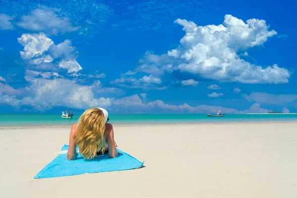 Γυναίκα Που Κάθεται Στην Παραλία Στις Καλοκαιρινές Της Διακοπές — Φωτογραφία Αρχείου