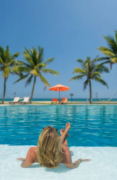 Mooie Vrouw Ontspannen Een Zwembad Zomer Resort — Stockfoto