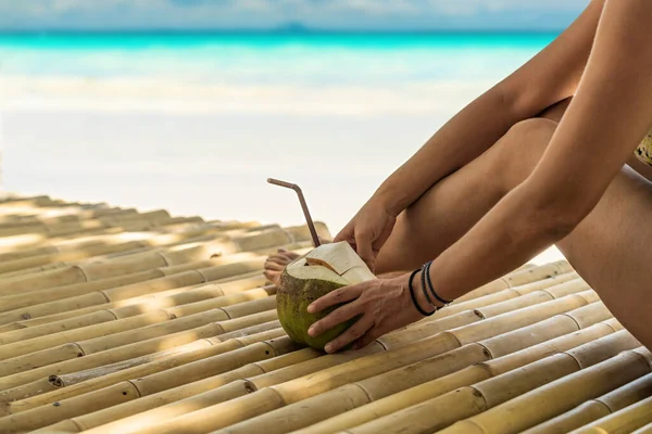 Kvinna Som Sitter Ett Bambudäck Den Tropiska Semesterorten — Stockfoto