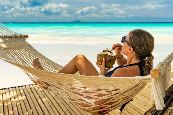 Vrouw Ontspannen Aan Het Strand Een Hangmat — Stockfoto