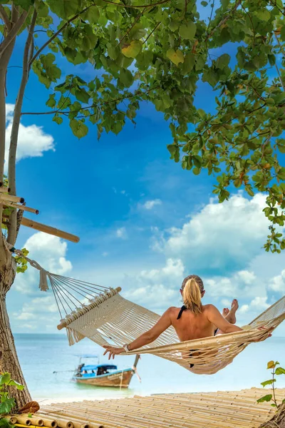 Femme Relaxante Plage Sur Hamac — Photo