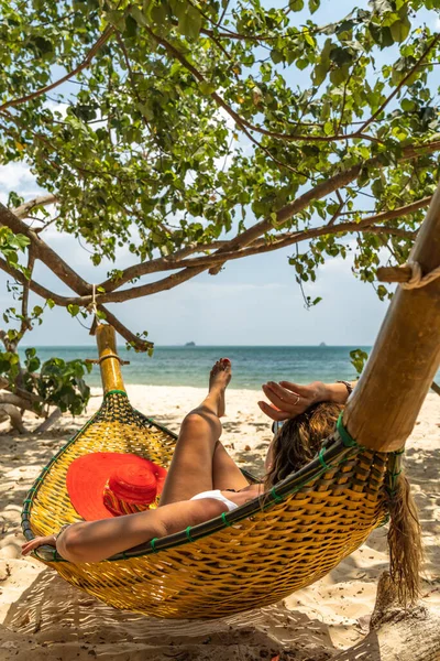 Kobieta Relaksująca Się Plaży Hamaku — Zdjęcie stockowe