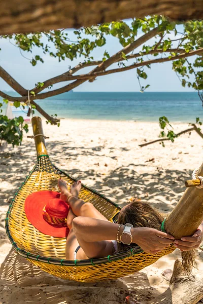 Woman Relaxing Beach Hammock — Stock Photo, Image