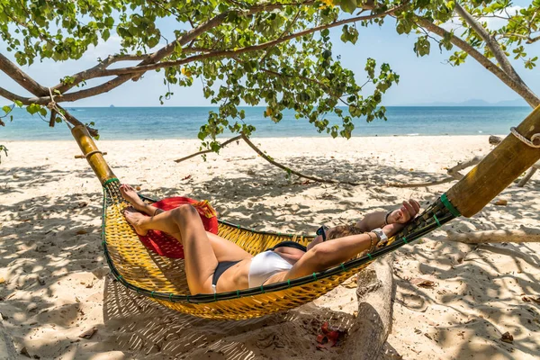 Kobieta Relaksująca Się Plaży Hamaku — Zdjęcie stockowe