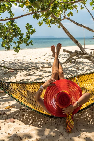 Kvinna Avkopplande Stranden Hängmatta — Stockfoto