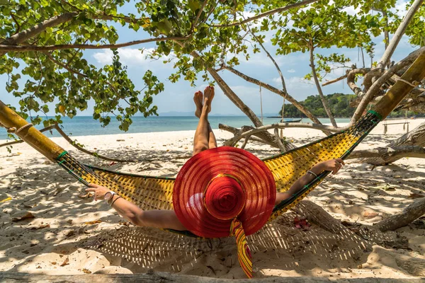 Frau Entspannt Sich Strand Einer Hängematte — Stockfoto