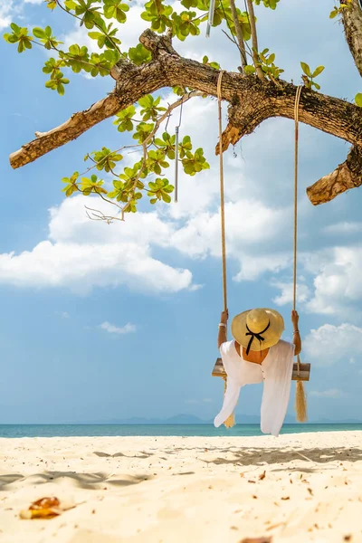 Mooie Vrouw Een Schommel Aan Het Strand Thailand — Stockfoto