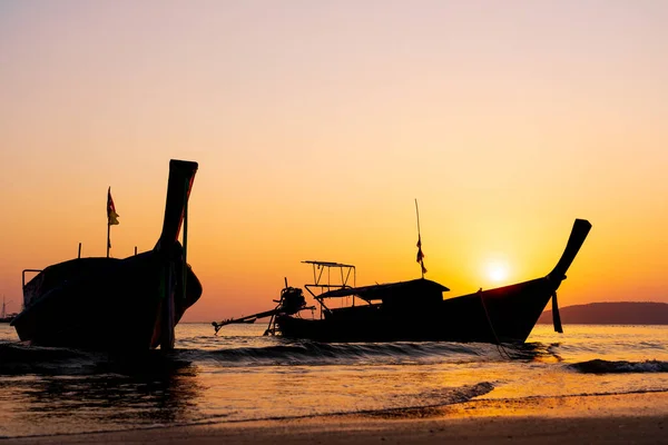 Hagyományos Hosszú Farkú Hajó Strandon Thaiföldön Naplementekor — Stock Fotó